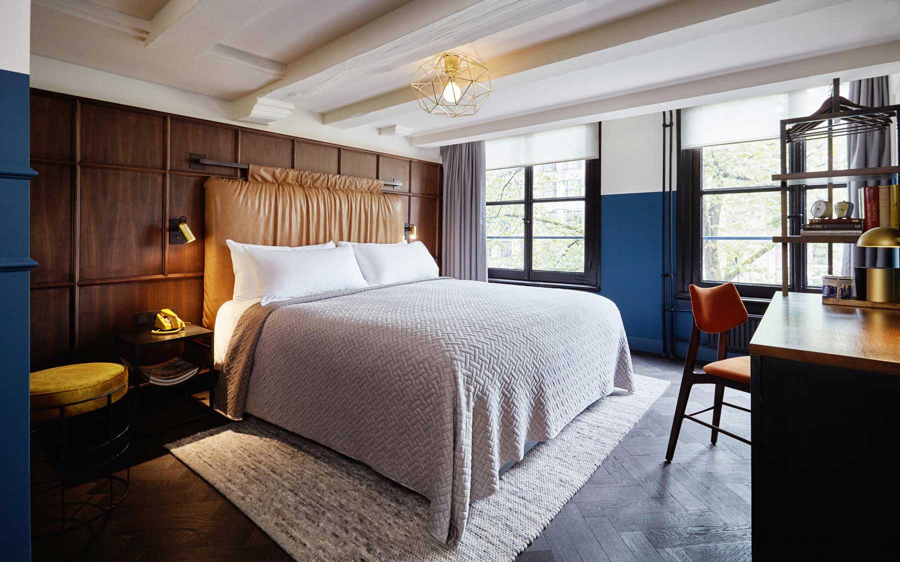 Roomy Canal View Room in Amsterdam