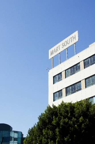 Cielo azul detrás de un gran cartel de &quot;Mart South&quot; en lo alto de un edificio