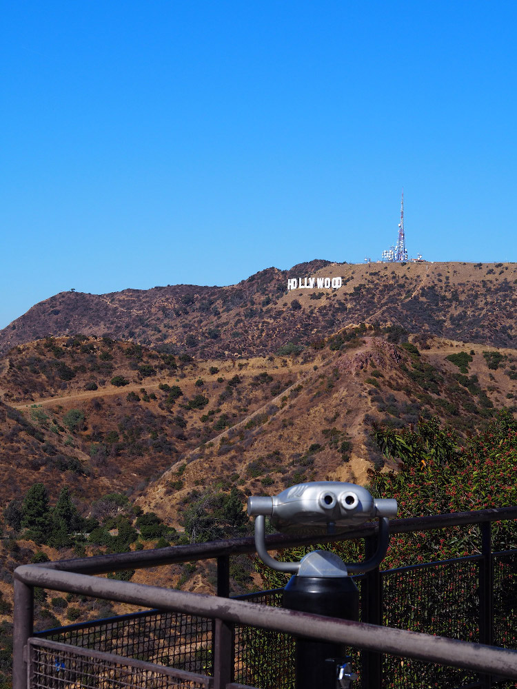 Plataforma de observación desde el Observatorio Griffin con el cartel de Hollywood en las colinas del fondo.