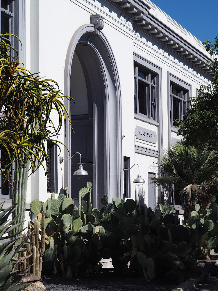 La facciata del Museo Hauser Wirth di Los Angeles alla luce del sole.