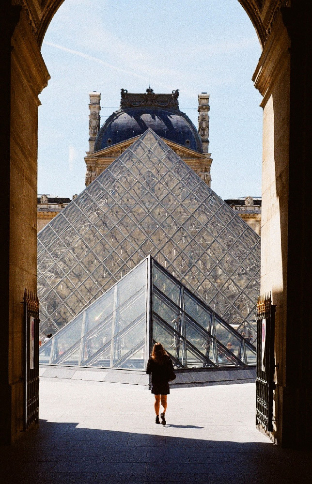 Louvre Pyramide in Paris an einem sonnigen Tag