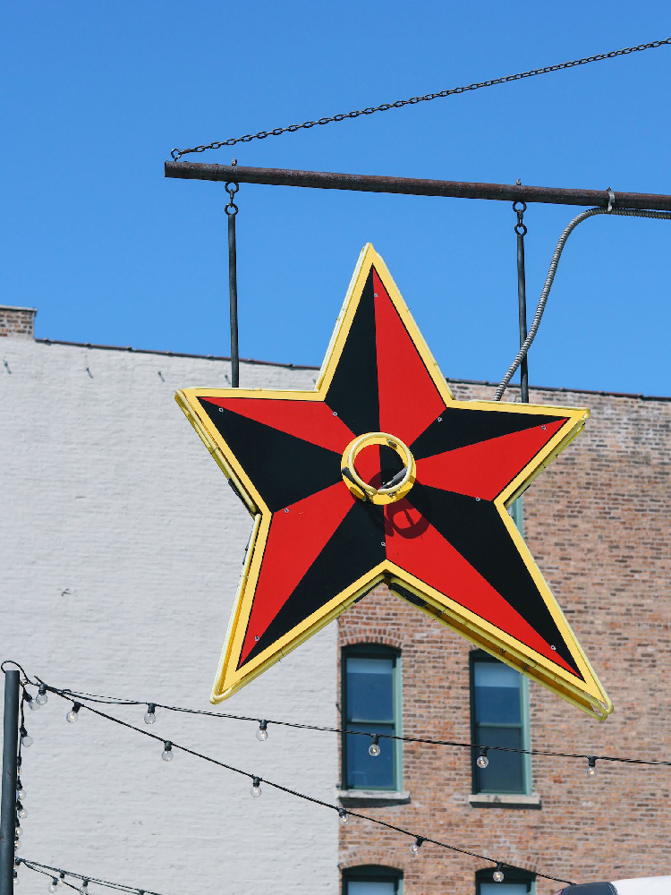 Un'insegna a stella appesa fuori dal Big Star Bar di Chicago