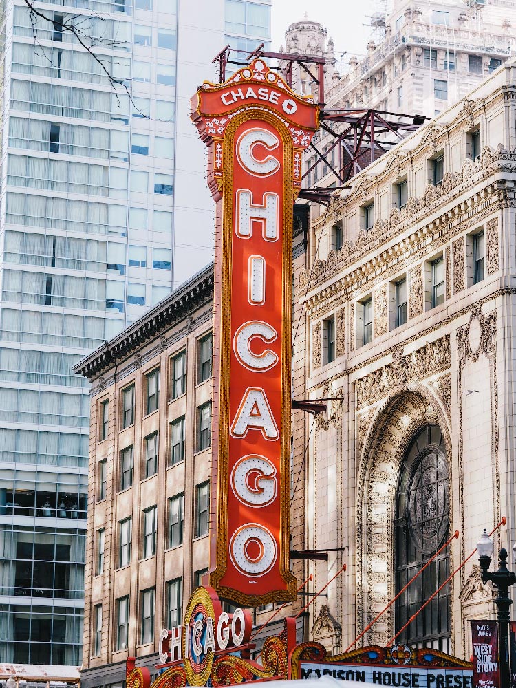 Un gran cartel rojo de Chicago en el exterior de un teatro