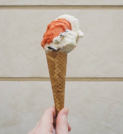 Crème glacée dans un cône tenu par une main