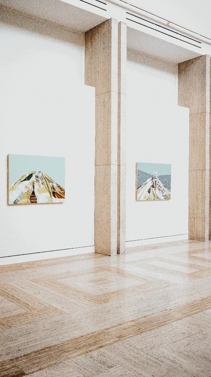 Dos obras de arte que representan montañas en una pared del Museo de Arte de Portland