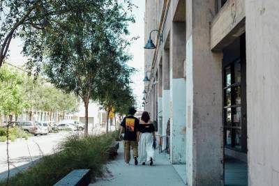 Dos personas caminando juntas en el Distrito de las Artes.