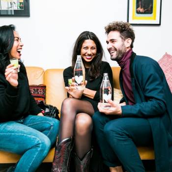 Drei Freunde haben Spaß mit Getränken