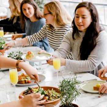 Menschen teilen Essen und trinken Mimosen