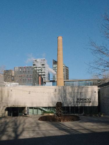 Musée d'art avec une grande cheminée au milieu.