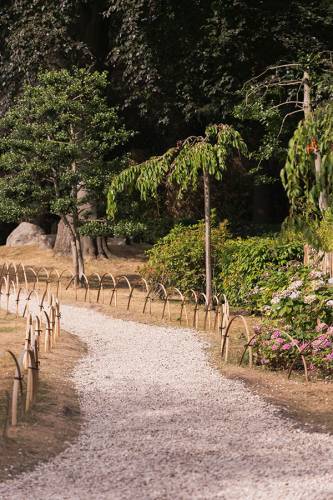 Un sentiero che si snoda attraverso i giardini di Kyoto