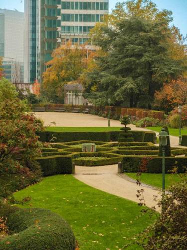 Les gratte-ciel surplombent l'étendue verte et soignée du jardin botanique de Bruxelles.