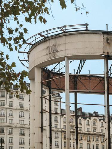 Nachdenklich stimmende Industriekunst vor dem KANAL-Centre Pompidou.