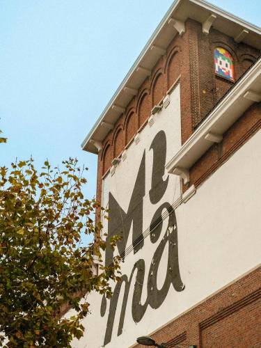 Das sonnenbeschienene Äußere des Mima, eines Museums für moderne Kunst
