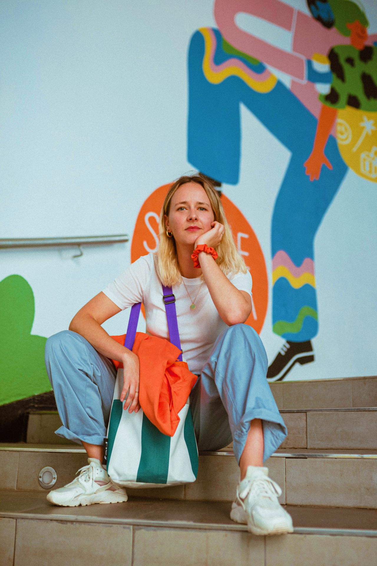 Die Illustratorin und Wandmalerin Perrine Honoré aus Barcelona sitzt vor ihrer Kunst.