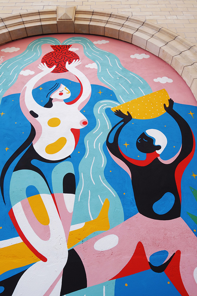 Wandgemälde mit einer Frau, die ein überlaufendes Wasserfass anhebt