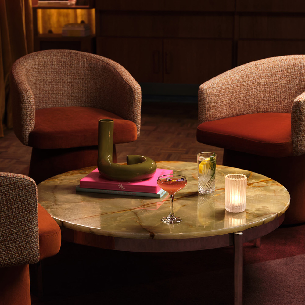 Fauteuils disposés autour de cocktails sur une table ronde