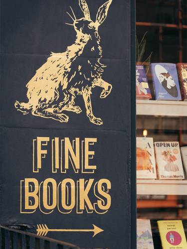 L'enseigne de la librairie Golden Hare, lettres en or.