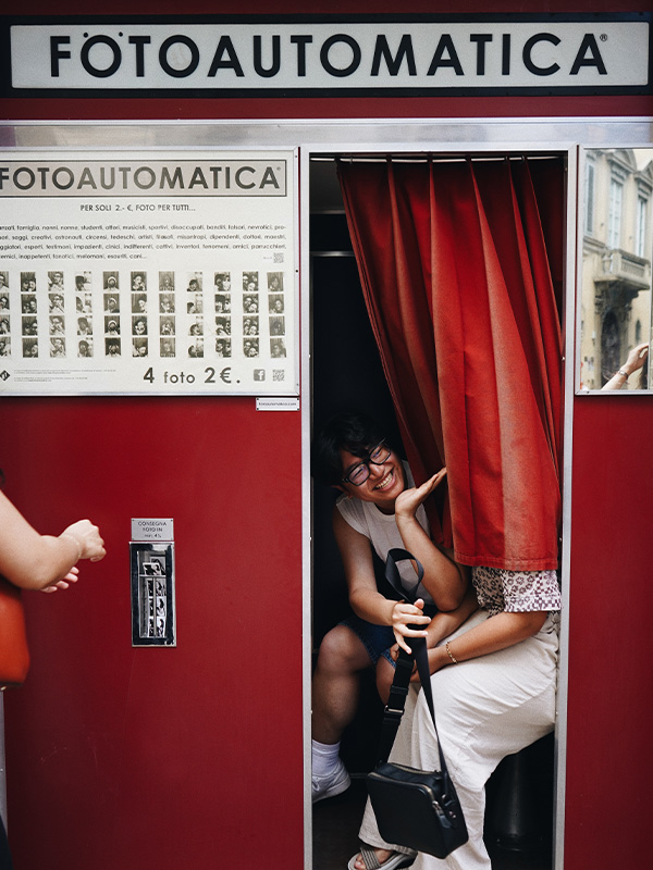 Seitenansicht eines alten Fotoautomaten mit der Aufschrift &quot;Fotoautomatica&quot;.