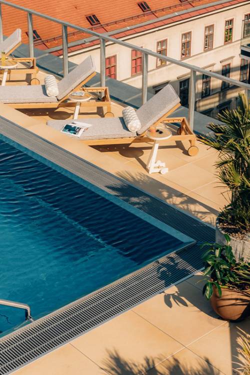 La piscina de la azotea de The Hoxton Vienna, en Austria.