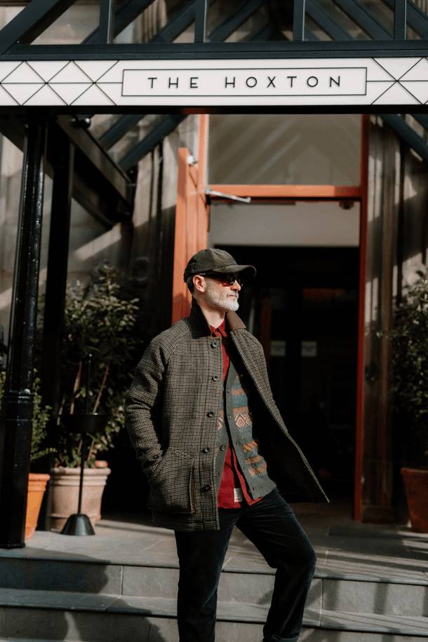 Ein Mann steht auf der Treppe vor dem Hoxton Hotel